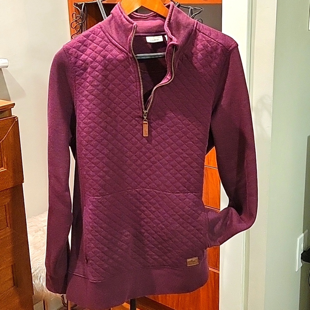 L.L. Bean sweater w/pouch pocket